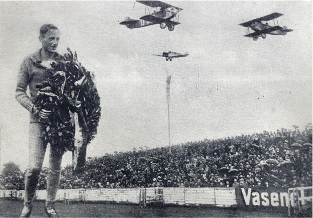 Die Ehrung Dr. Pelzer für seine großen Erfolge im Leipziger Wacker Stadion